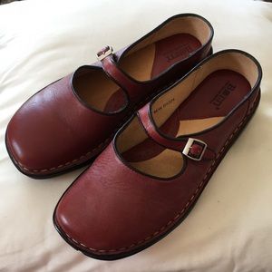 Born Mary Jane style shoes maroon red